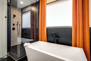 Bathtub, hair dryer, towels, shampoo - New Gulch, Rooftop, Deck View 1 Mile to Broadway! (Nashville)