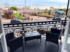 Royal vierpersoonskamer | Uitzicht vanaf balkon