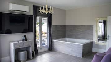 Royal Quadruple Room | Hypo-allergenic bedding, memory foam beds, in-room safe, desk