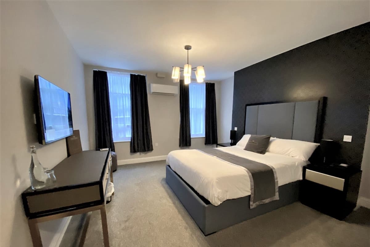 Standard Room, 1 Double Bed | Hypo-allergenic bedding available, memory foam beds, in-room safe, desk