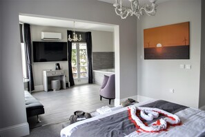 Royal Quadruple Room | Living area | 42-inch Smart TV with digital channels, TV, pay movies - The Royal Hotel (Clacton-on-Sea)