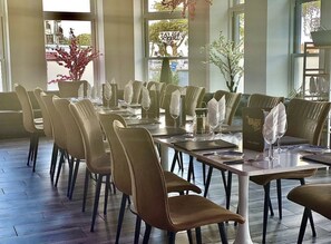 2 restaurants, serveren ontbijt, lunch, diner, Griekse gerechten