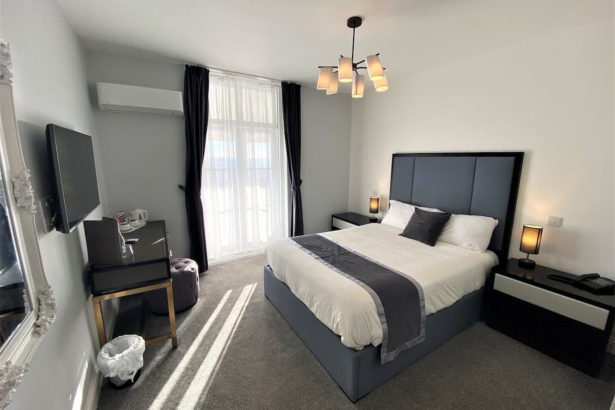 Standard Room, 1 Bedroom, Non Smoking, Sea View | Hypo-allergenic bedding available, memory foam beds, in-room safe, desk