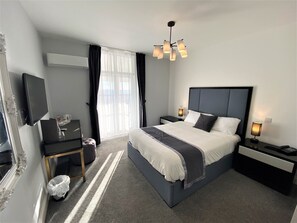 Standaard kamer, 1 slaapkamer, niet-roken, uitzicht op zee | Hypoallergeen beddengoed, bedden met traagschuimmatrassen