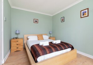 1 chambre, fer et planche à repasser, lit de bébé portatif
