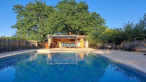 Gîte Saint-Jacques-de-Compostelle, 2 rooms, 2 bathrooms, very cool in summer, very large terrace - shared outdoor pool - private Jacuzzi optional