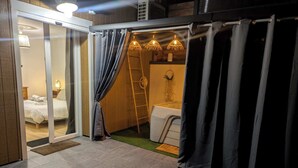 1 室のベッドルーム、デスク、アイロン / アイロン台、インターネット