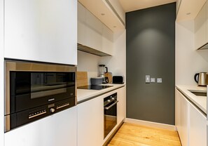 Kühlschrank, Mikrowelle, Ofen, Geschirrspüler