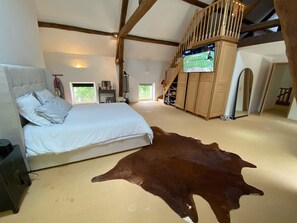 5 bedrooms, iron/ironing board, free WiFi, bed sheets