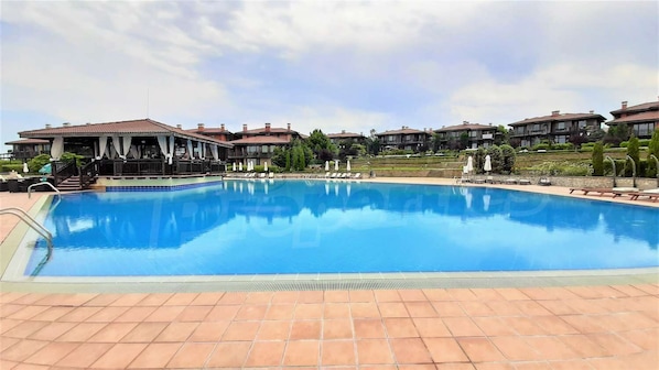 Seasonal outdoor pool