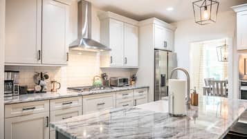 Refrigerador, microondas, horno, placa de cocina