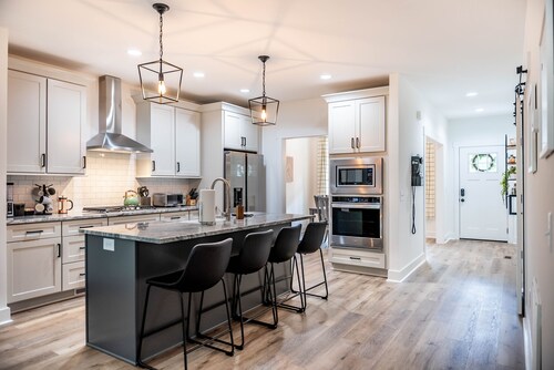 New Build! 5 Bedrooms & 3.5 Baths! 5 minutes to Golf and the Village