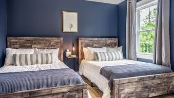 5 Schlafzimmer, Schreibtisch, Bügeleisen/Bügelbrett, Reisekinderbett