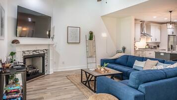 Smart TV, chimenea, mesa de ping pong