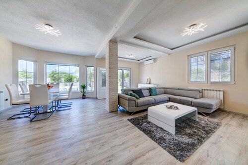 Full Privacy 3BD Villa w/ Outdoor Pool and Garden