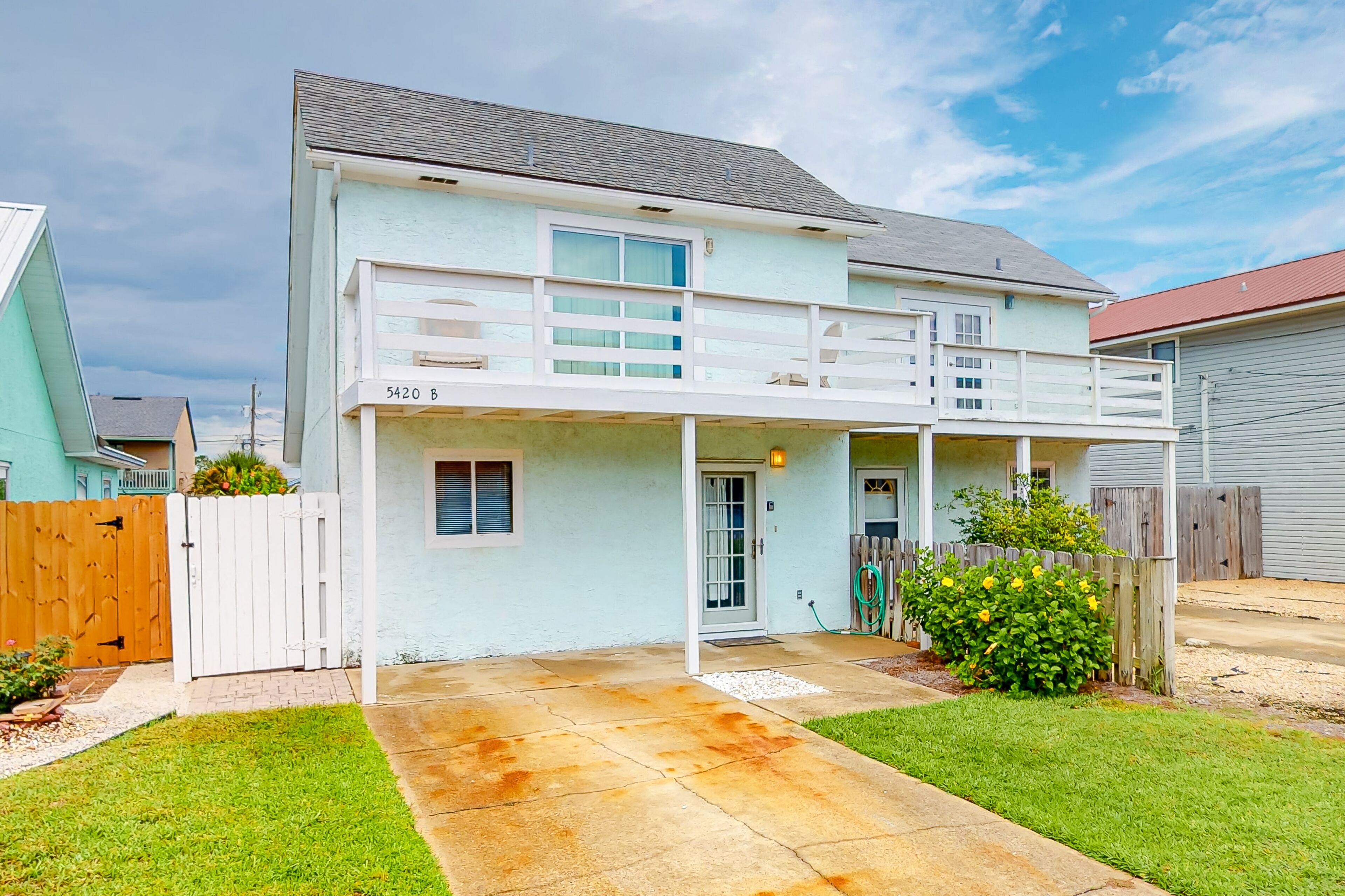 Two-story townhouse with patio, dog-friendly yard, & fast WiFi - walk to beach
