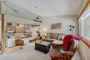 テレビ、DVD プレーヤー