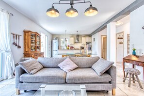 Fernseher, Kamin, DVD-Player