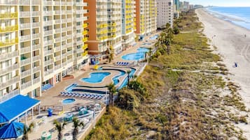 Innendørsbasseng og et oppvarmet basseng