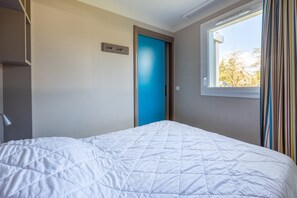 1 slaapkamer, een strijkplank/strijkijzer