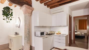 Réfrigérateur, micro-ondes, plaque de cuisson, cafetiÚre/bouilloire