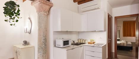 Fridge, microwave, stovetop, coffee/tea maker