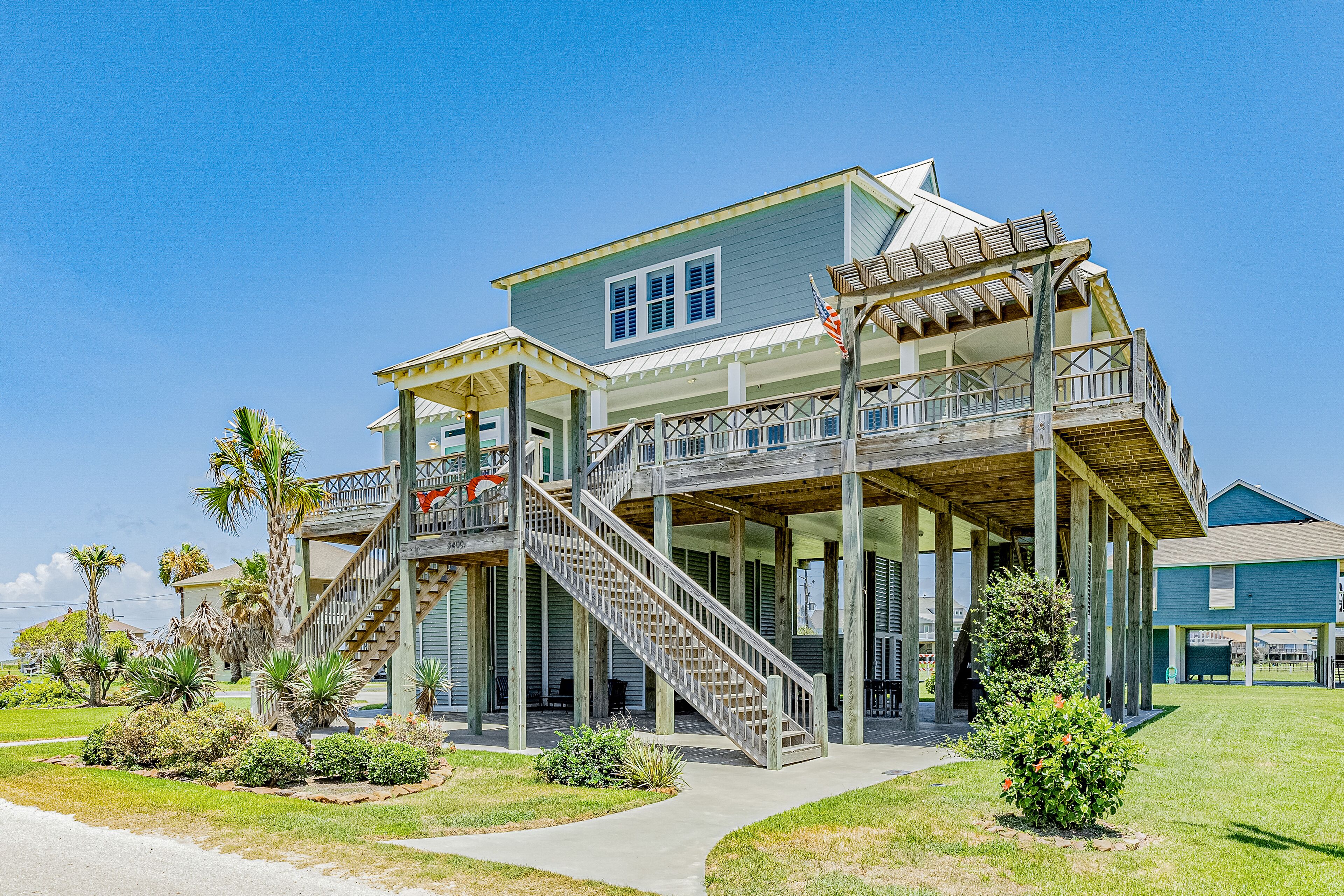 Beautiful home with outdoor shower, easy beach access & grill - dogs friendly