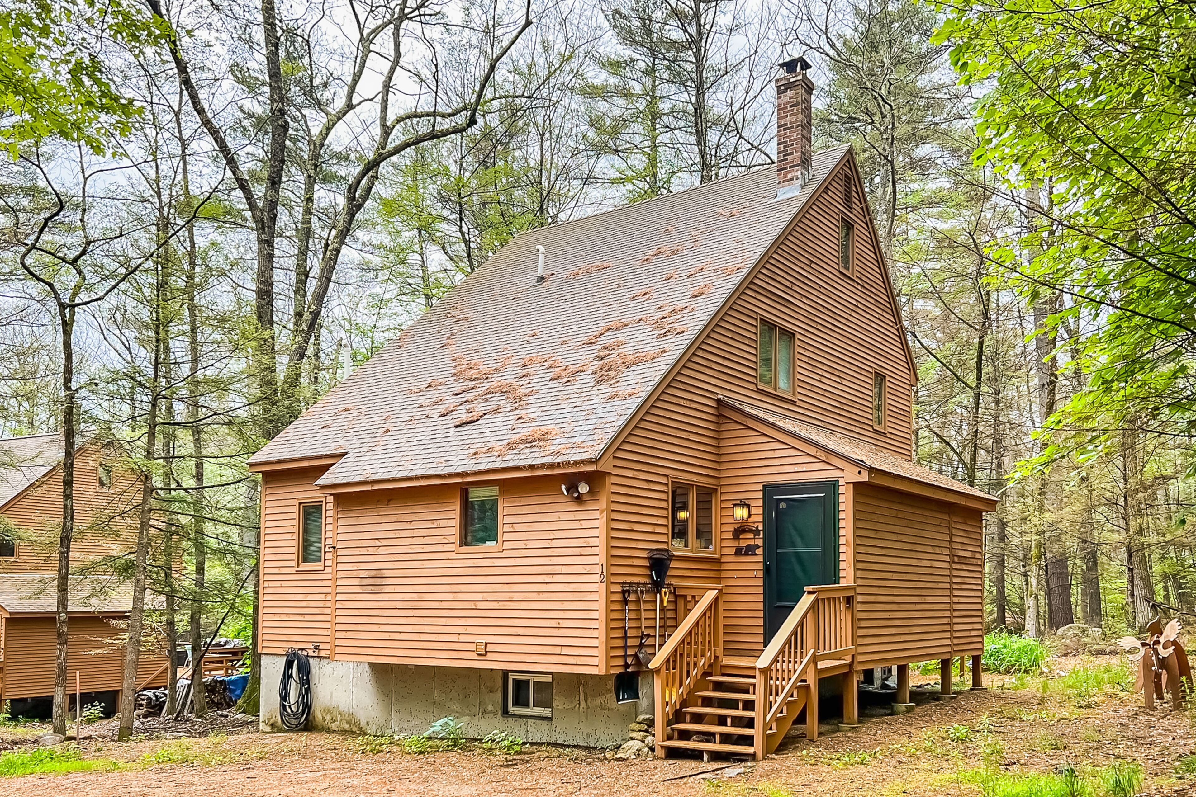 Dog-friendly home with foosball table, deck, grill, wood stove and gas fireplace