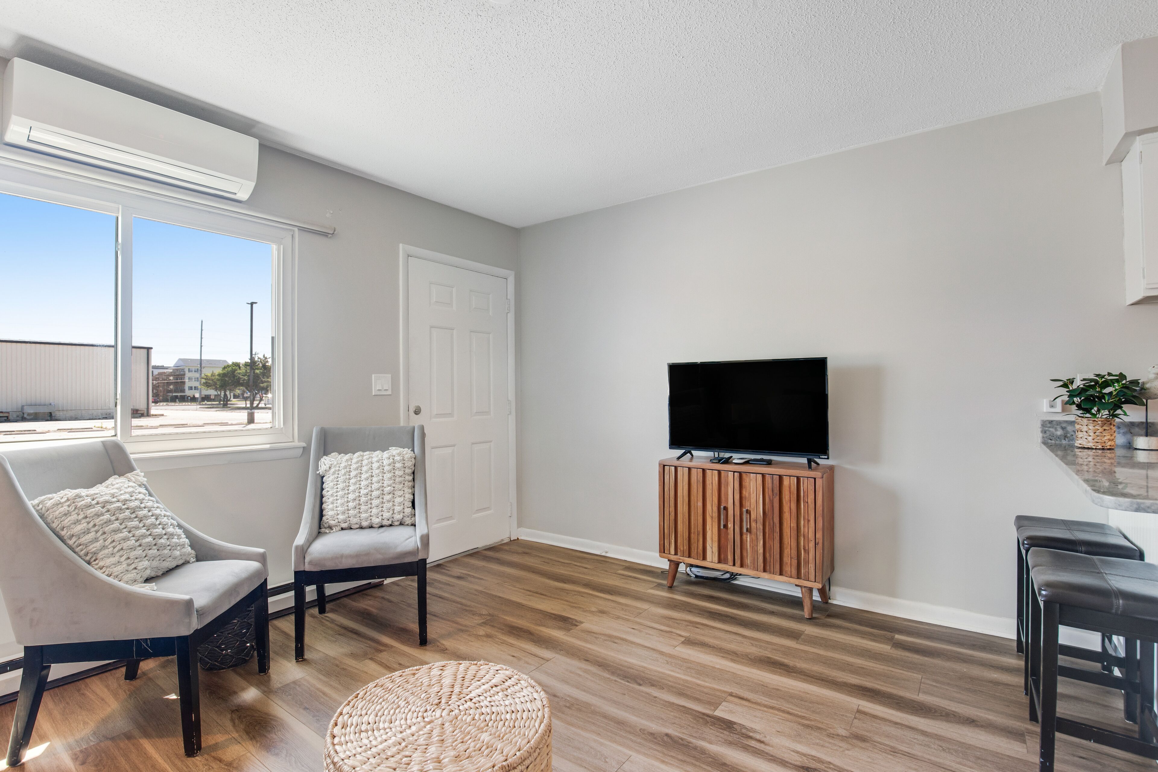 Light-filled condo 2 blocks from the beach & DE state line - 2 dogs welcome