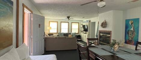 Televisión, chimenea, oficina