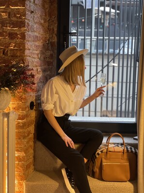 105-inch LCD TV with cable channels, TV, Netflix - GentleTom (Istanbul)