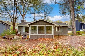 Exterior - Dog-friendly cottage with private beach, screened porch, wood fireplace & AC (Lakeside)