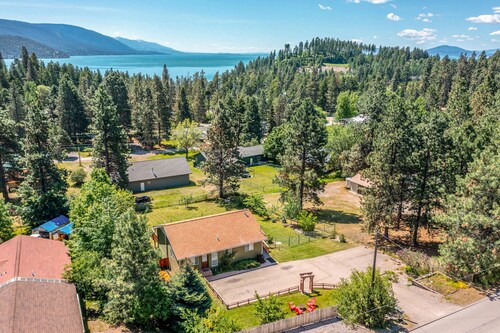 Mountain-view home with large deck, gas grill, firepit, lawn, and central AC