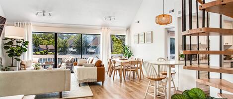 Fernseher, Bücher, Arbeitsbereiche