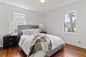 3 bedrooms, in-room safe, desk, travel crib