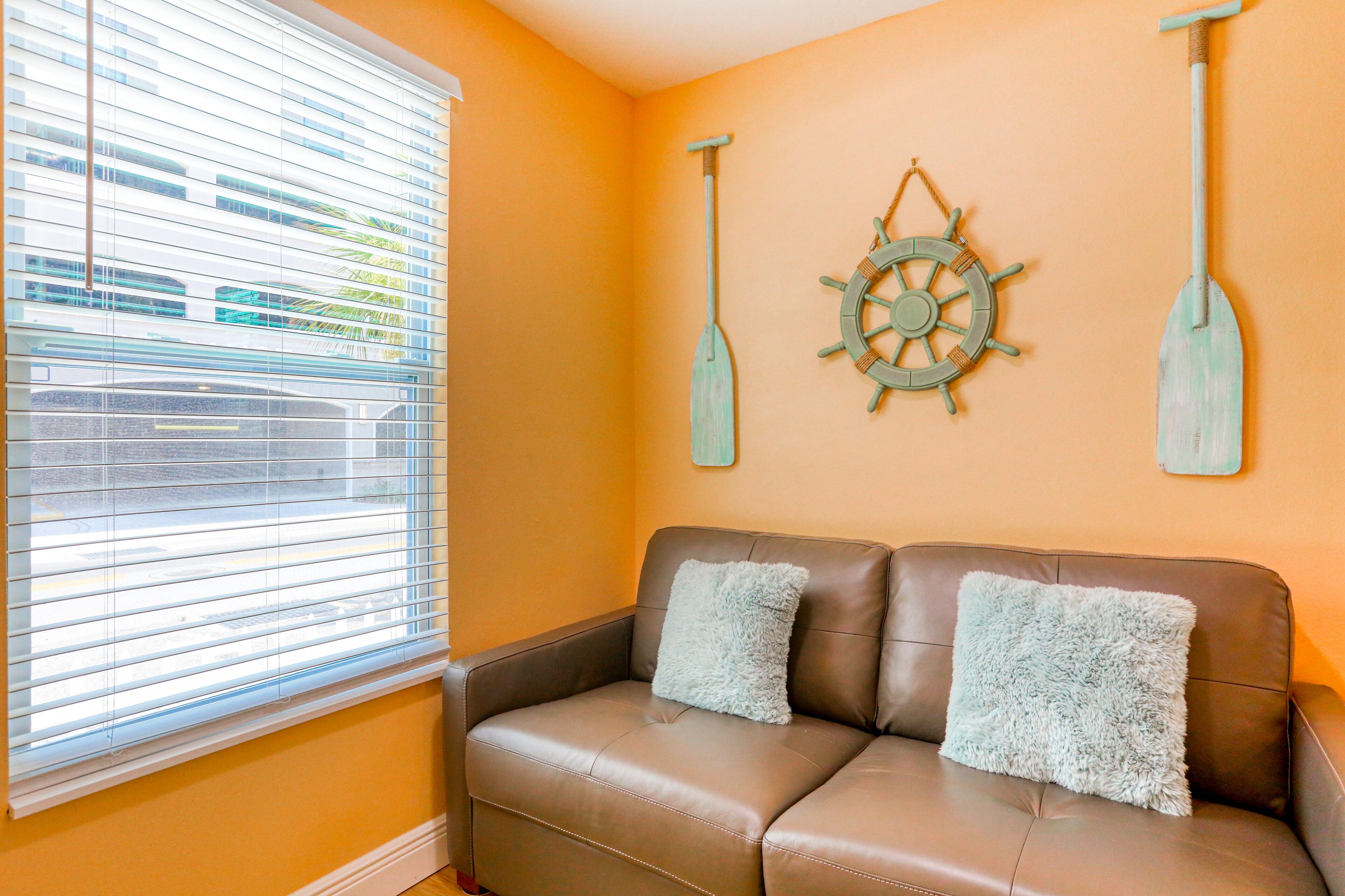 Updated duplex with AC, full kitchen, & washer/dryer - walk to beach/bars/dining