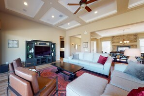 Fernseher, Kamin, DVD-Player