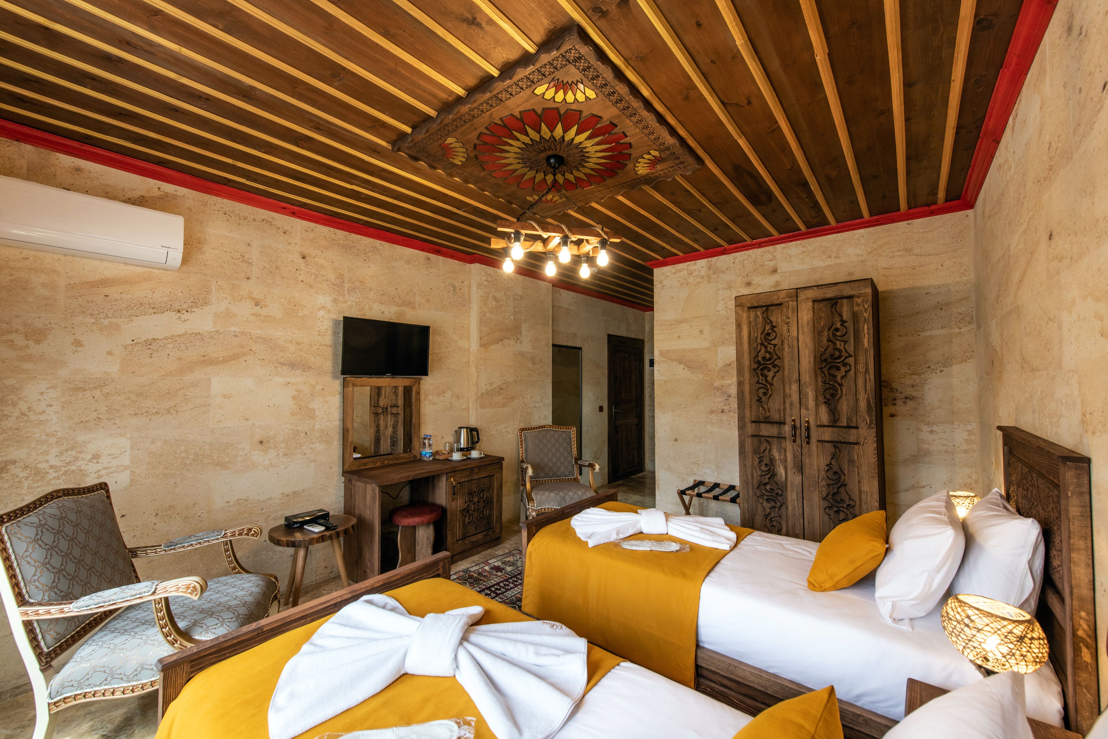 deluxe twin room | premium bedding, minibar, in-room safe, individually decorated