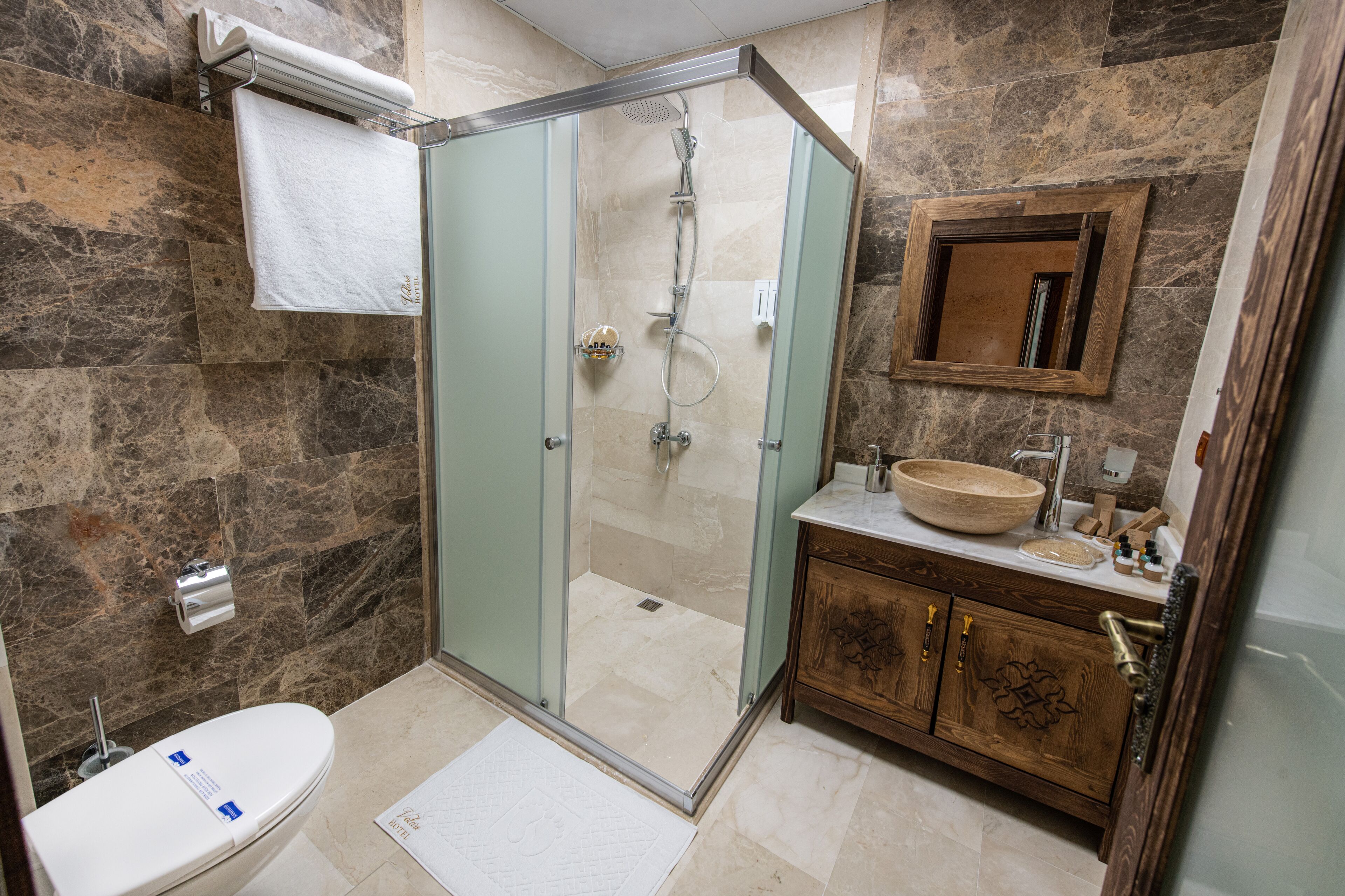 deluxe twin room | bathroom | shower, rainfall showerhead, free toiletries, hair dryer