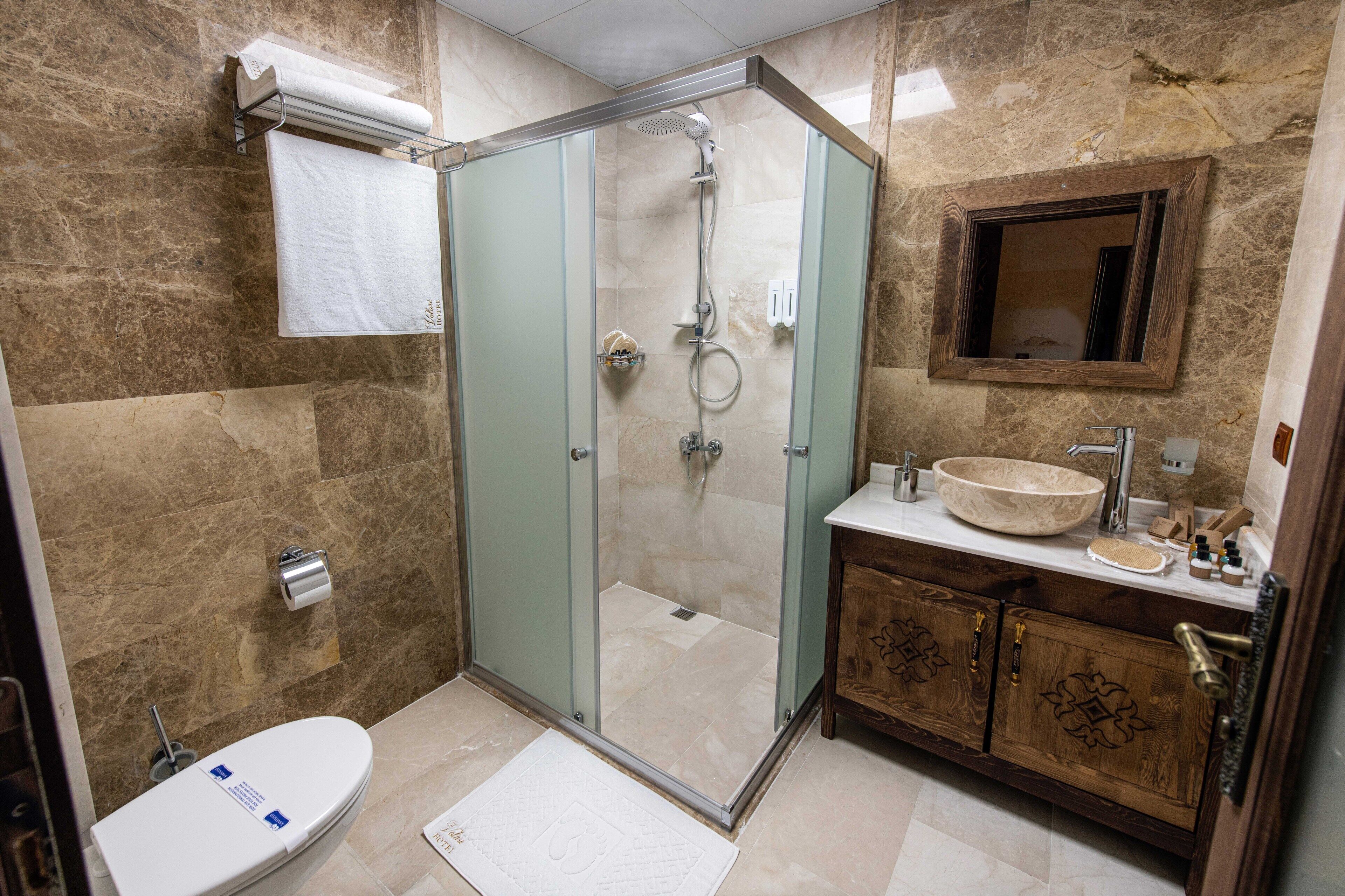 standard twin room | bathroom | shower, rainfall showerhead, free toiletries, hair dryer