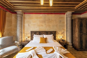 Deluxe tweepersoonskamer | Luxe beddengoed, een minibar, een kluis op de kamer