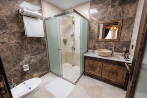 Douche, douche à « effet pluie », articles de toilette gratuits