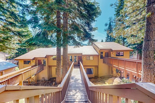 2BR Mountain-View Condo w/2 decks, Wifi, & Private W/D