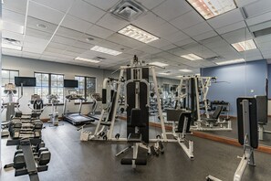 Fitness facility - Disney Getaway Oasis: 4BR Townhome, Heated Pool & BBQ, Perfect for Families! (Kissimmee)
