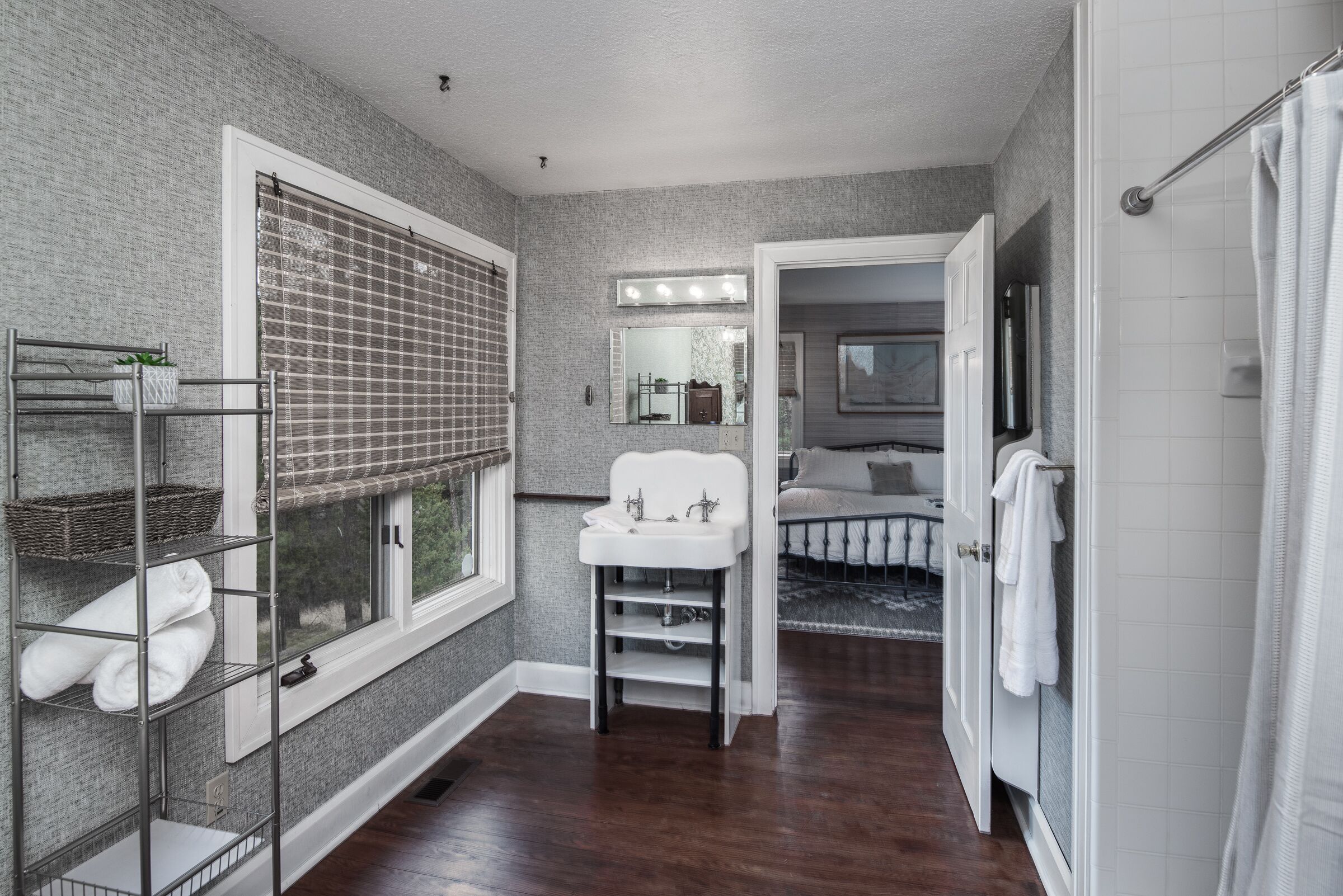 4 habitaciones, tabla de planchar con plancha y cuna de viaje 