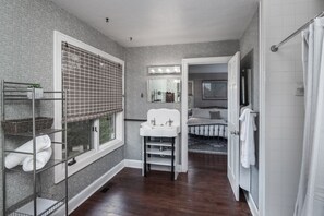 4 slaapkamers, een strijkplank/strijkijzer, reisbedje, gratis wifi