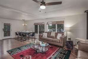 Smart TV, fireplace, video games - 2400 Square Ft. 4 Bedroom Sierra Blanca Soft Mountain Views Home Central Cooling (Ruidoso)