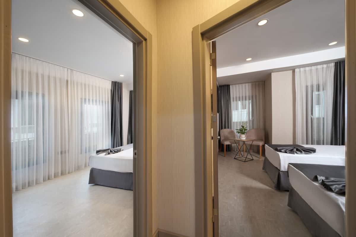 Deluxe Family & Connected Suite with 1 Bathroom with Turkish Hammam Sink, Annex Building | 1 quarto, roupas de cama premium, frigobar, cofres nos quartos