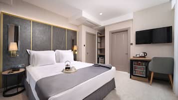 Deluxe Family & Connected Suite with 1 Bathroom with Turkish Hammam Sink, Annex Building | 1 makuuhuone, ylelliset vuodevaatteet, minibaari, tallelokero huoneessa