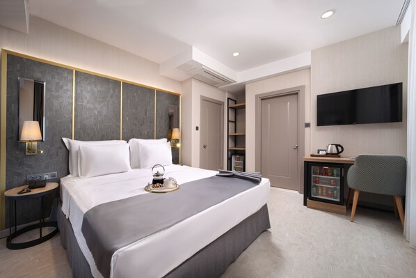 Deluxe Family & Connected Suite with 1 Bathroom with Turkish Hammam Sink, Annex Building | 1 間臥室、高級寢具、迷你吧、客房內保險箱